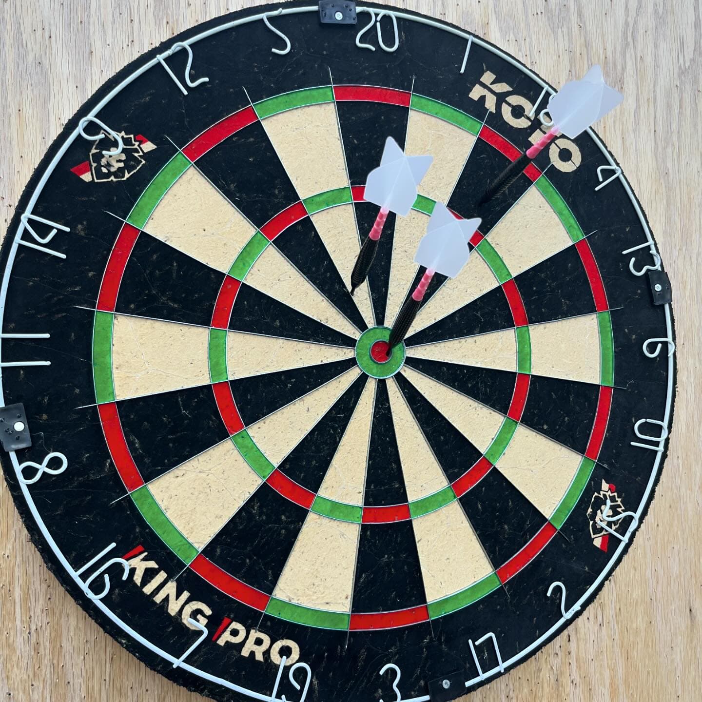 The smallest of things matter, just the changing of the flight gives the dart different feel. When in air the you can’t feel it (obviously) but you can see a difference in the way the dart flies and breaks the air.
-
-
-
#darts #dartstraining #dartsoutside #dartslife #dartsplayer #dartsusa #dartsofmerica  #dartsofcalifornia  #koto #reddragondarts #steadydarts #dartlife #dartshopper #kingoftheoche #bullseye