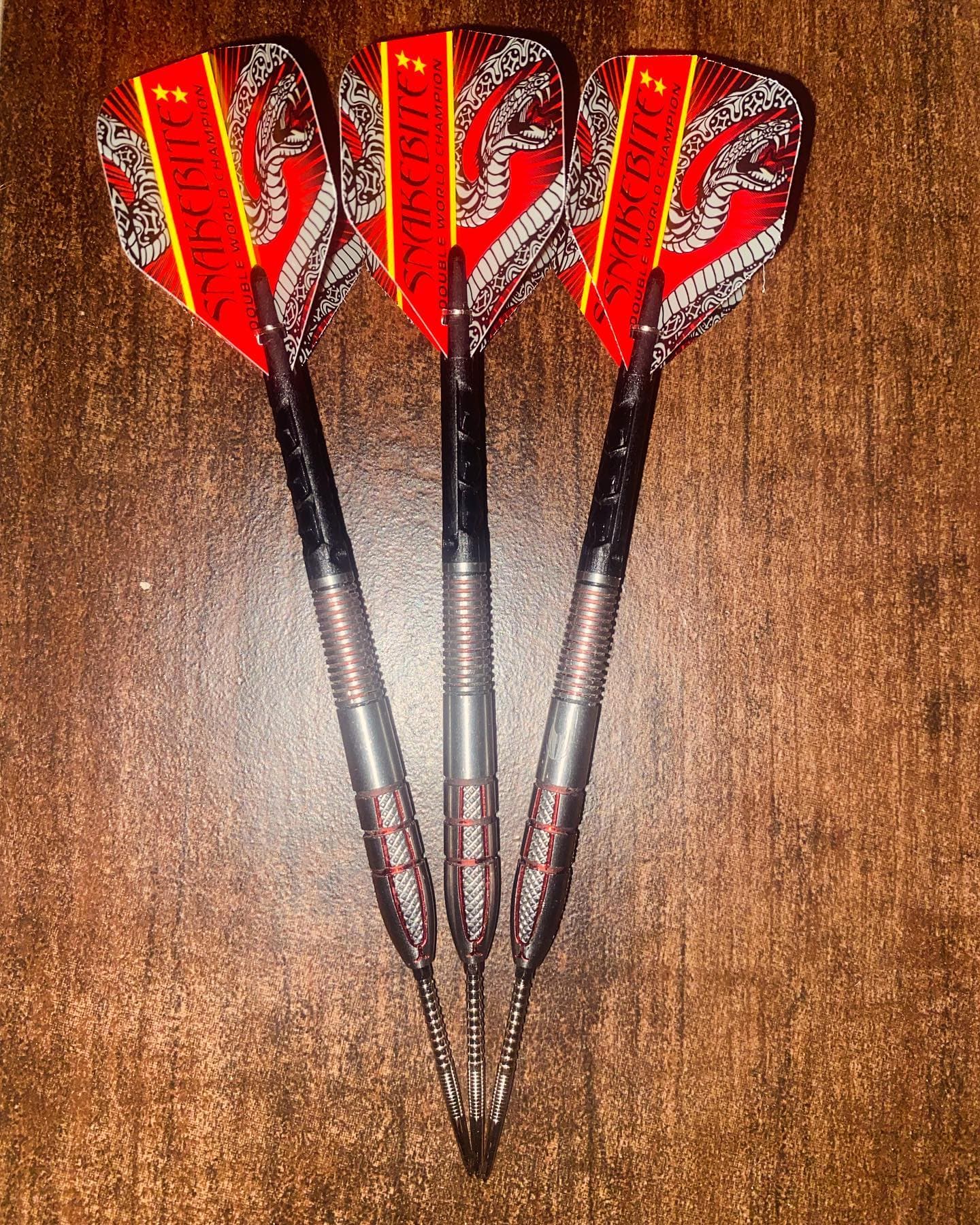 Meine aktuellen Darts. 
 targetdarts asp180 Gen2 in 26g. Natürlich vom dartshopper 
Musste mich erstmal an die SwissPoints gewöhnen, aber in den letzten Tagen ist erstmal keine mehr abgebrochen. 
Ein paar Highlights aus dem Training und am Ende nochmal mein Lieblingsfinish die 82.