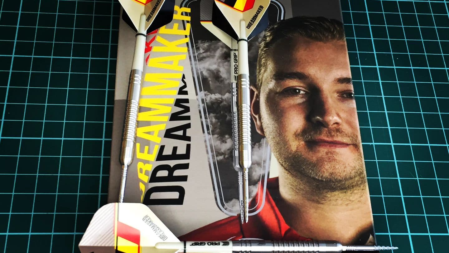 Maravillosos dardos!i Oooole mi Dimitriiii! Target Dimitri Van Der Bergh Gen 2 swiss point, 23 gramos. Adquiridos en Dartshopper.

Wonderful darts! Oooole my Dimitriiii! Target Dimitri Van Der Bergh Gen 2 swiss point, 23 grams. From Dartshopper.

#dianasdegades #las_dianas_de_gades #elpuertodesantamaria #dartshopper #targetdarts #dimitrivandenbergh #dardos #darts #dartspresentation #dartsofinstagram #welovedarts #lovethedarts #megustanlosdardos #beerdarts #dartslife #homedarts