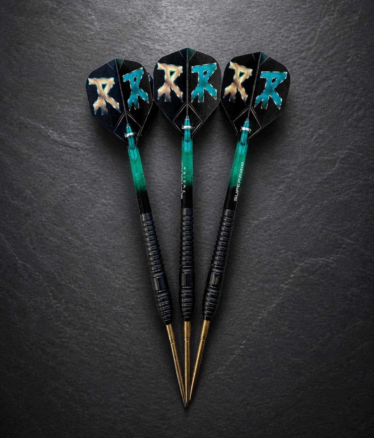 Neue Dartpfeile in meinem Stil und mit eigenen Logo 🎯🔥
Lieblingsfarbe natürlich am Start 🩵
Step by step besser werden… 

Flights von dartshopper 
Schaft von harrowsdarts 
Barrel von targetdarts 
Spitze von targetdarts 

#darts #dartlife #roadtopro #practice #newsetup 

Flights Designed by lights.of.lilly